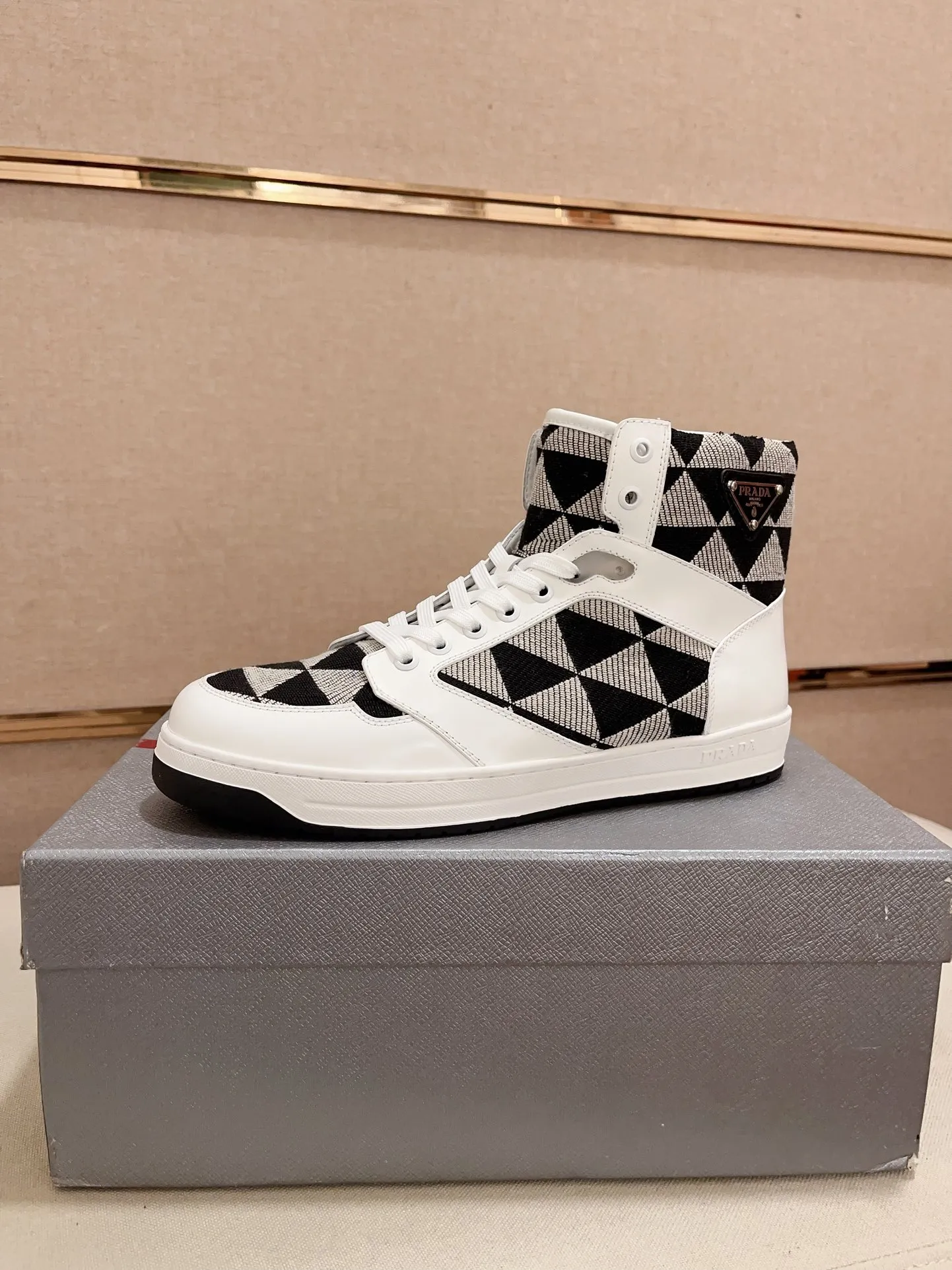 Men's shoes 💰 620💰 ✔️✔️✔️High-quality new PRADA counters are launched at the same time. The new men's shoes and 😘fabric are made of selected first-layer cowhide and triangle △ fabric. Lining: Full cowhide lining. 👍🏿 High-end ☄️ air-cushion molded anti-slip rubber outsole, exquisite lines, simple and elegant, comfortable and high-end for leisure travel. Code number: 38 to 44. 45 can be customized and cannot be returned or exchanged!